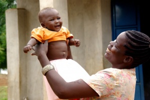 afrykańskie niemowlę z mamą